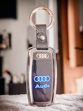 AUDI ZAPALNICZKA ŻAROWA ELEGANCKI BRELOK DO KLUCZY LOGO LED ETUI KOKARDKA ZAPALNICZKA AUDI BRELOK PREZENT